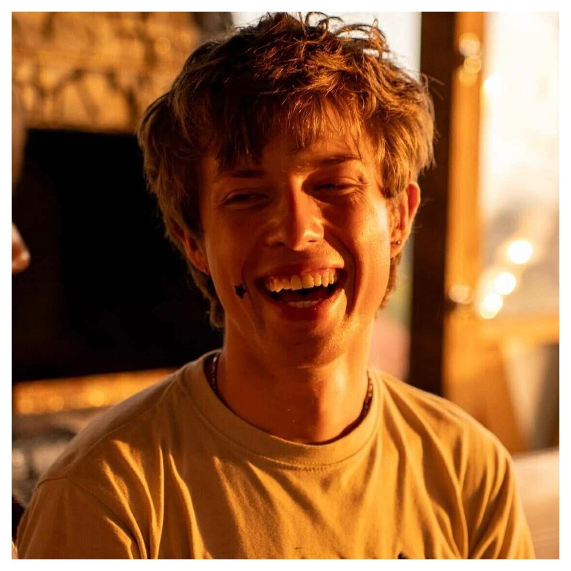 portrait of oskar ballaun, marketing graduate and visual designer